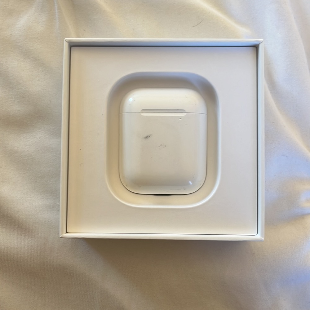 Apple Airpods - Picture 2 of 4